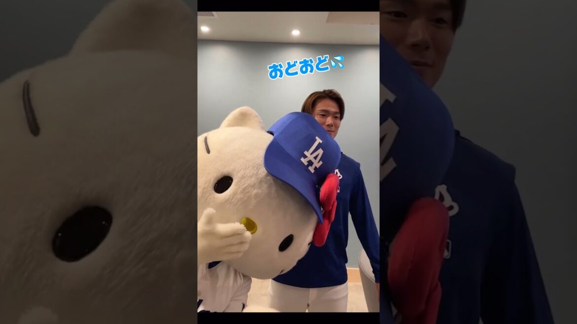 キティちゃん達と交流するドジャース山本由伸