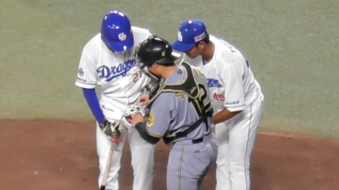 金丸夢斗　エルボーガードにトラブル  坂本誠志郎と土田龍空がサポート　中日ドラゴンズVS阪神タイガース　2025/08/07