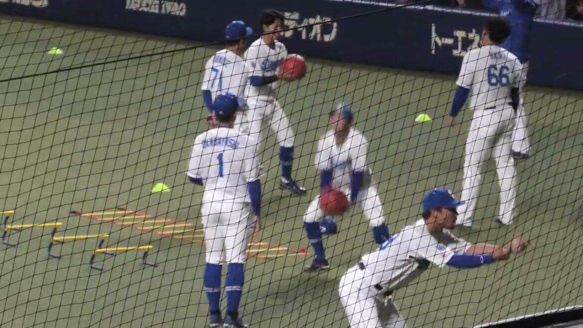 中日ドラゴンズ 大きなボールを跳ねる岡林勇希選手や田中幹也選手などのウォーミングアップ前の様子 2025/6/27 バンテリンドーム