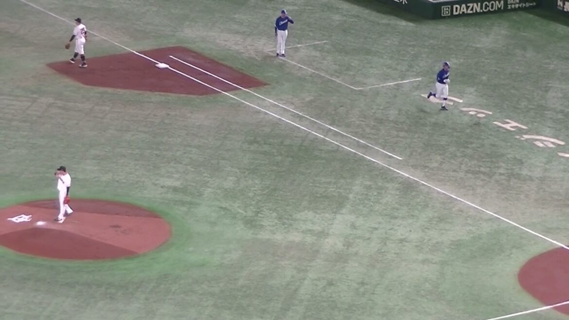 木下拓哉をショートゴロで山本泰寛を三振に仕留める赤星優志＜読売ジャイアンツ 対 中日ドラゴンズ 2024年4月24日＞