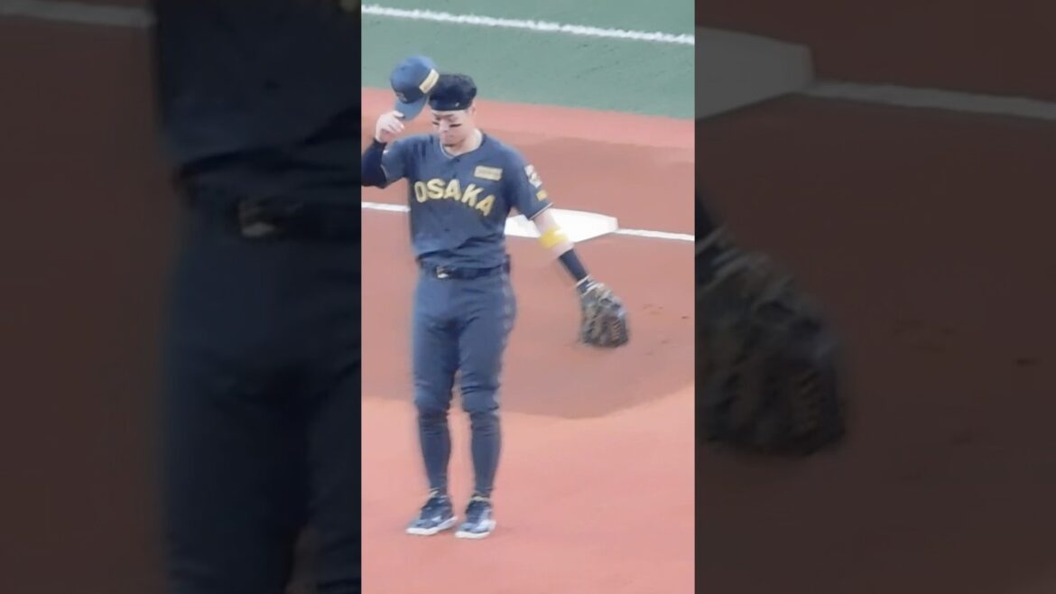 【40年ぶりの快挙】生え抜き40年ぶりとなる30号ソロを放ちファンの歓声に応える佐藤輝明