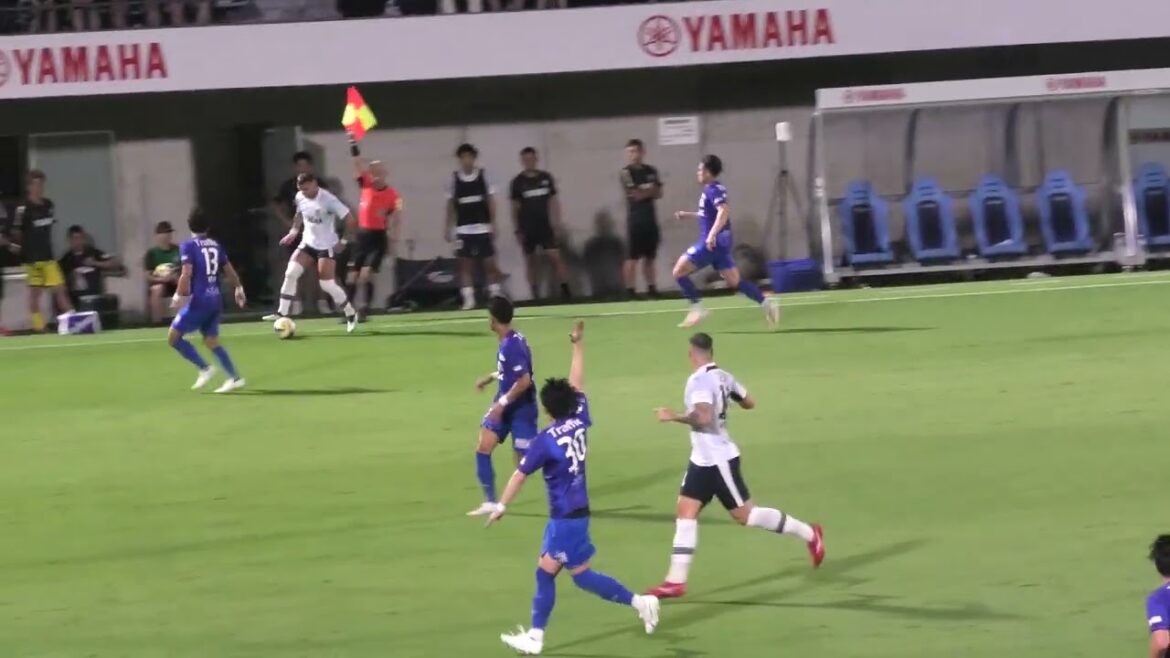 ジュビロ磐田 オフサイド判定に井上潮音選手が線審に抗議→ブラウブリッツ秋田 鈴木翔大選手が秋田サポにボールを蹴り込むファンサをして?イエロー 2025/8/2 J2 第24節 ヤマハスタジアム