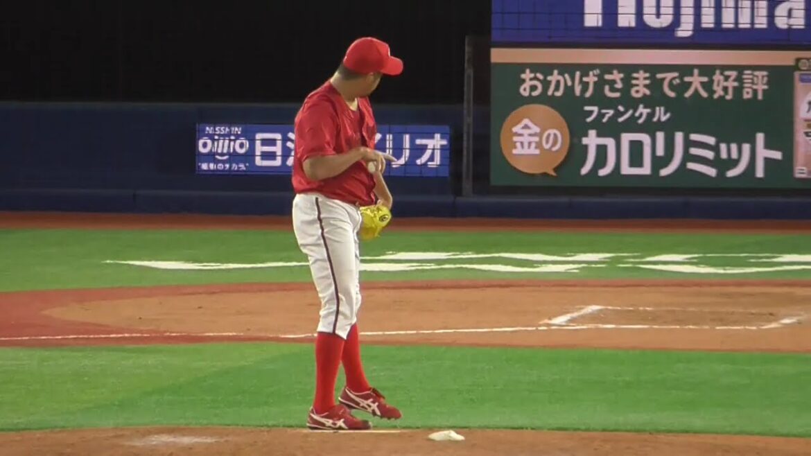 2025年8月5日 広島東洋・中﨑 翔太 投手の準備投球（ボールデッド中）