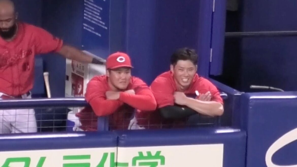 広陵高校先輩の中村奨成と7回を無失点好投した後輩の髙太一との微笑ましいシーン！広島東洋カープvs中日ドラゴンズ 2025年8月8日