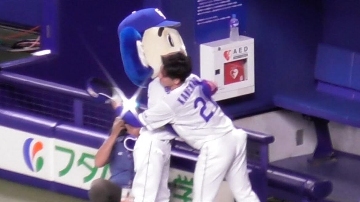 初勝利の金丸夢斗　ドアラと抱き合い喜びを分かち合う　中日ドラゴンズVS阪神タイガース　2025/08/07