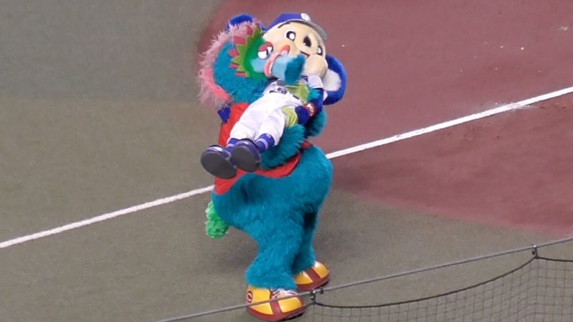 ドアラ　スライリーに持ち上げられる　中日ドラゴンズVS広島東洋カープ　2025/08/09