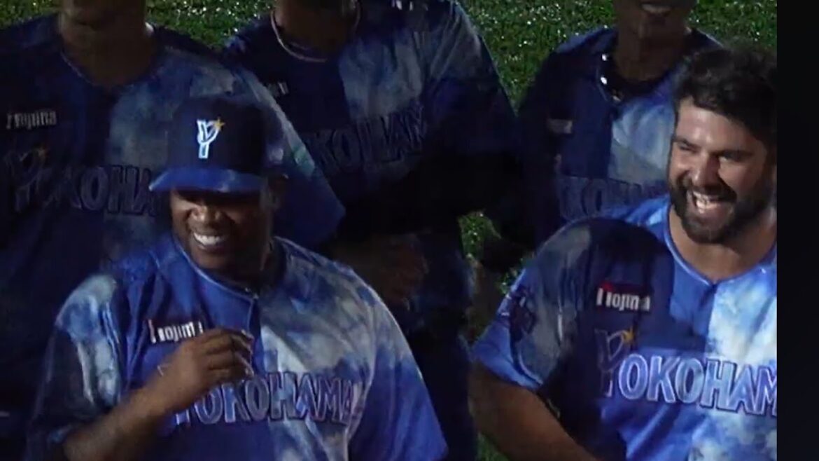 【連敗脱出/勝利後挨拶】笑顔のハイタッチ！三浦監督の何とも言えない表情、笑顔のビシエド、フォード、戸柱を取り合う坂本、中川颯(2025.7.31/横浜スタジアム）