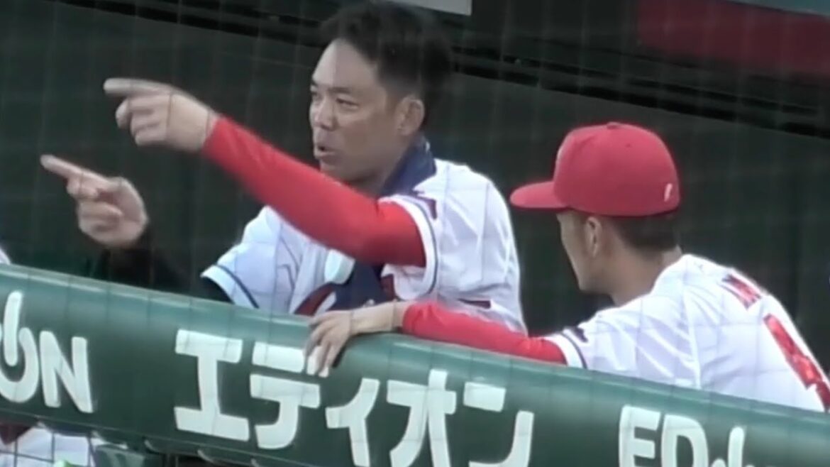 矢野雅哉に手振り身ぶりでアドバイスをする秋山翔吾！広島東洋カープvs読売ジャイアンツ 2025年7月27日