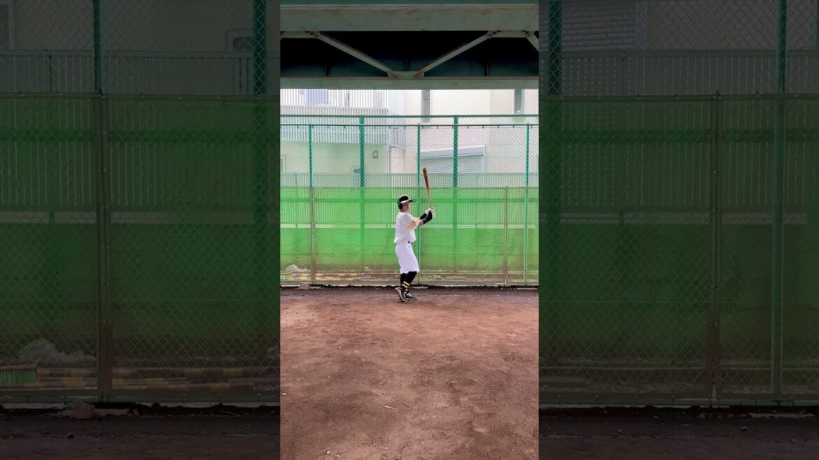 大竹耕太郎投手の超スローボールを強引に打ちにいく牧原大成選手