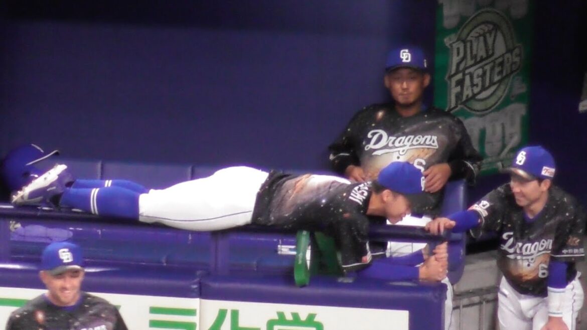 岡林勇希とゆかいな仲間たち　すごい体幹で手すりに乗る　山本泰寛 笑顔で見守る　中日ドラゴンズVS広島東洋カープ　2025/08/10