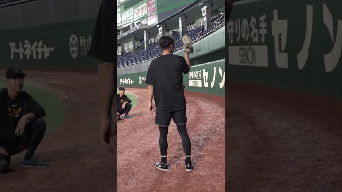 【坂本勇人×井上温大 】逆の手でキャッチボール！(フォームが誰かに似てる？)