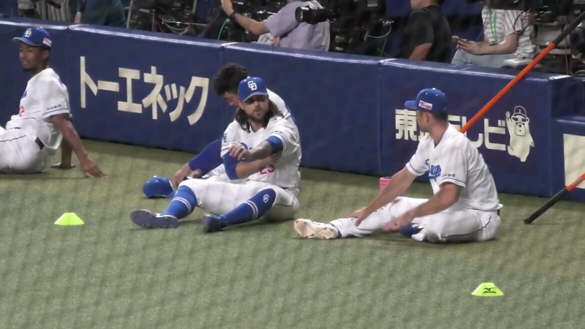 中日ドラゴンズ 寝っ転がるボスラー選手やチェイビス選手、棒を使うブライト健太選手やじゃれ合う鵜飼航丞選手など、ウォーミングアップ前の様子 2025/6/27 バンテリンドーム