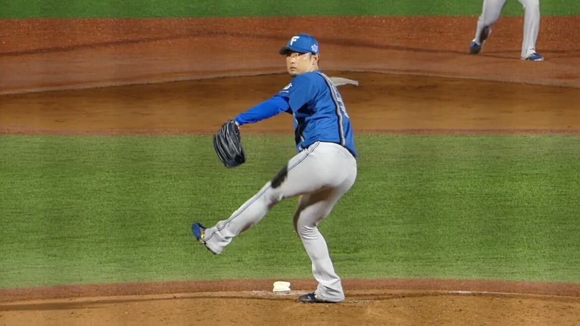 2025年8月11日 イースタンリーグ 北海道日本ハム・池田 隆英 投手の準備投球（ボールデッド中）