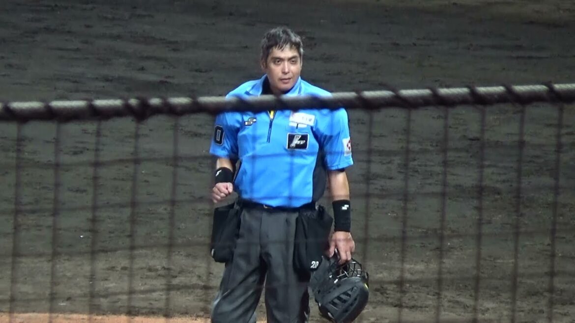 【審判ウォッチ ミニ（球審編）】二塁走者への代走がオリックス若月健矢選手と分かり、つい二度見し、オリックスベンチに疑いの目を向ける(?)球審の白井一行審判員【2025.7.2 埼玉西武 ×オリックス】