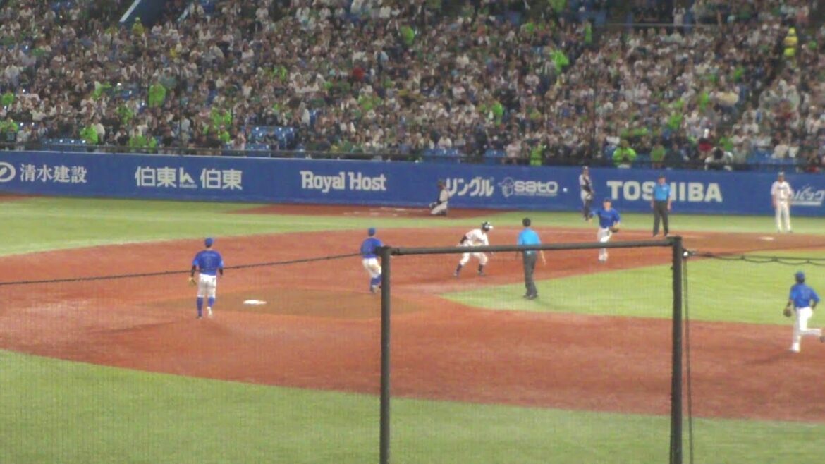 DeNA 伊勢大夢 1塁牽制でナイスプレー　ランナー岩田幸宏はタッチアウトで盗塁失敗　ヤクルト vs DeNA　2025年8月12日(火)　神宮球場