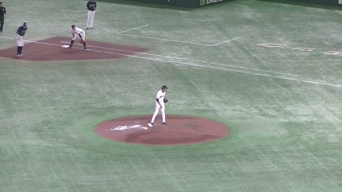 オスナをショートライナーに打ち取る堀田賢慎（2024年9月14日 読売ジャイアンツ 対 ヤクルトスワローズ）