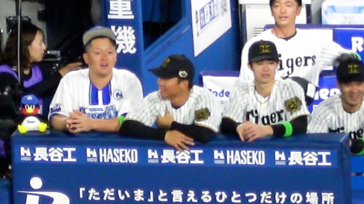 【オールスター2025】第2戦 坂本誠志郎によってベンチへ向かい入れられた「つば九郎」選手と一緒にオールスターを楽しむ 現地映像