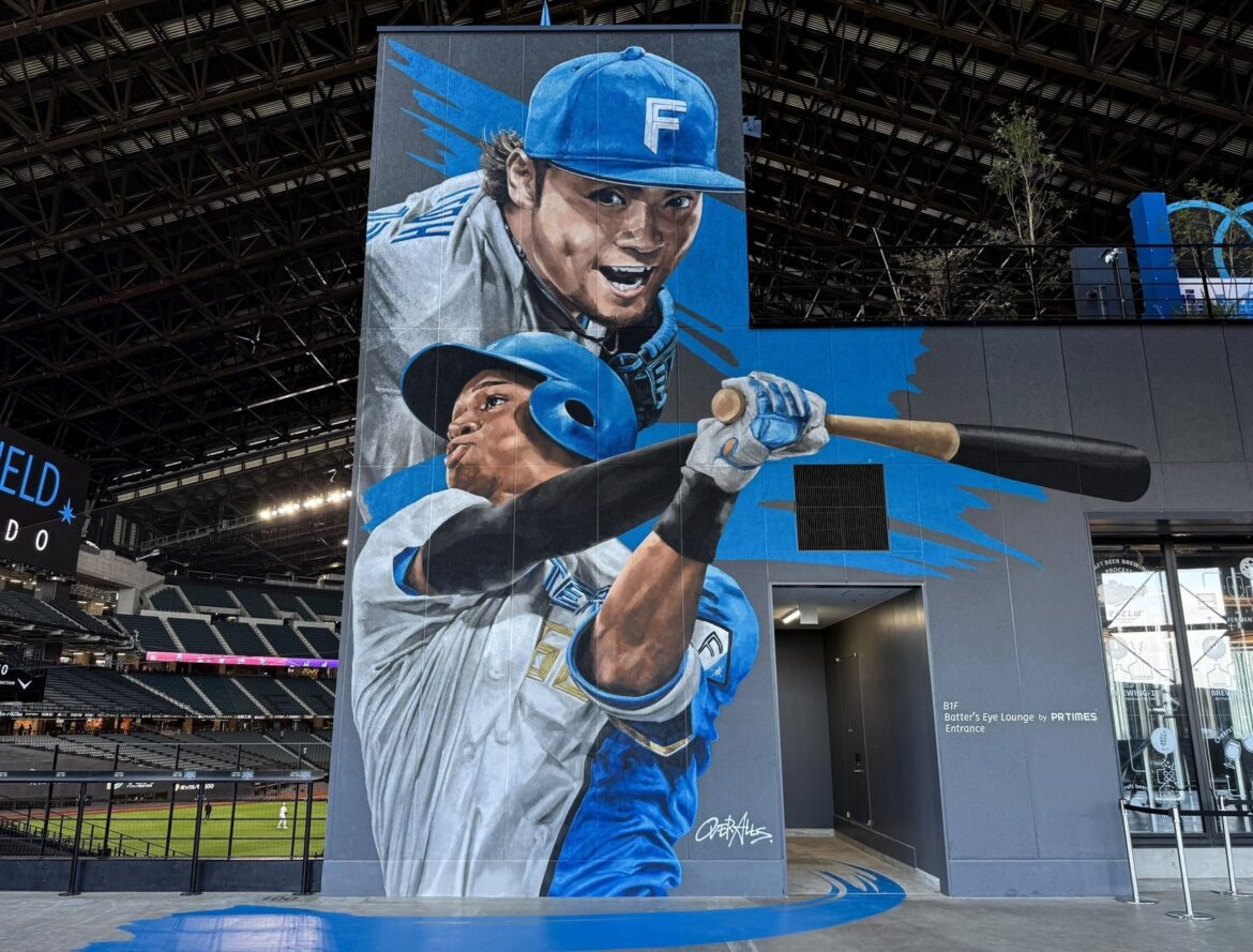 エスコンフィールドHOKKAIDOに北海道日本ハムファイターズ 伊藤大海投手、万波中正選手の壁画完成 | 株式会社OVER ALLsのプレスリリース
