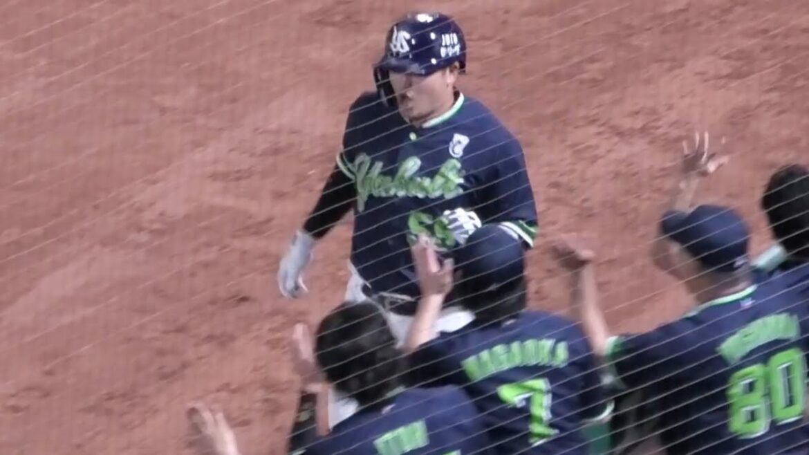 決勝打となる6号ソロを放った村上宗隆がスキップしながらヤクルトナインハイタッチ！広島東洋カープvs東京ヤクルトスワローズ 2025年8月15日