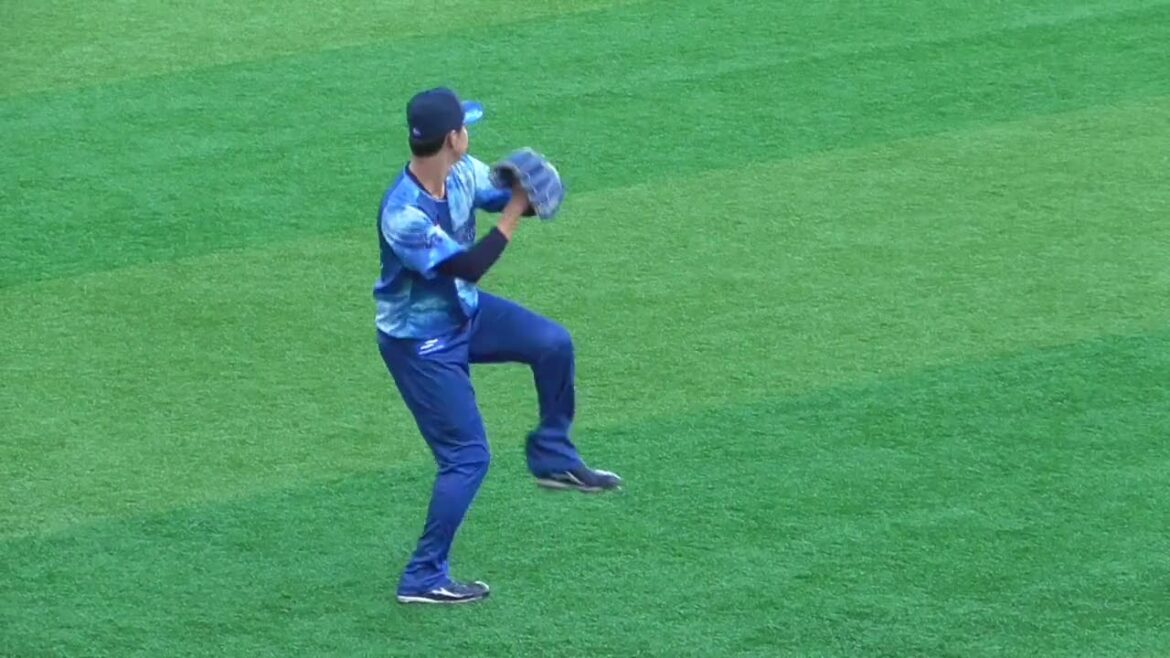 2025年7月31日 東京ヤクルト戦・平良 拳太郎 投手の試合前キャッチボール練習（ボールデッド中)