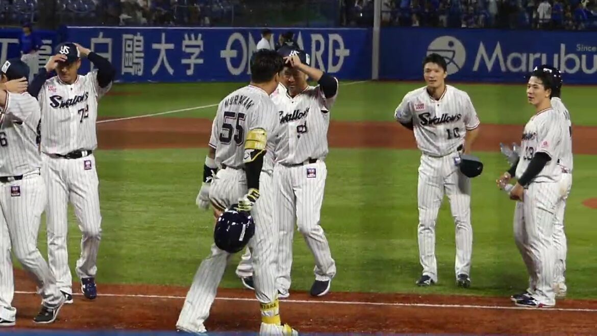 2025年8月12日 東京ヤクルト 村上 宗隆 選手・決勝のサヨナラ2ランホームラン判定後のシーン（ボールデッド）＆試合終了。