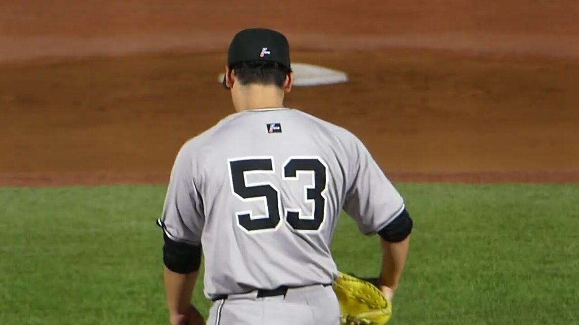 2025年8月6日 イースタンリーグ 巨人・高梨 雄平 投手の準備投球（ボールデッド中）