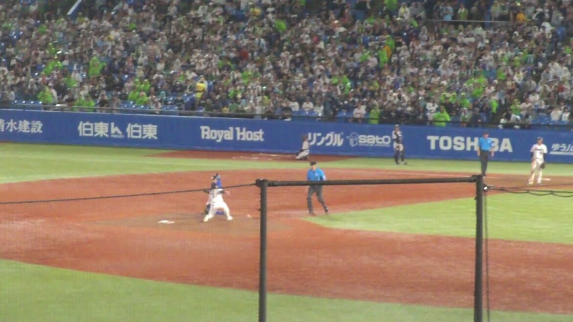 ヤクルト 古賀優大 盗塁阻止でナイスプレー この試合2つ目 林琢真は盗塁失敗 ヤクルト vs DeNA 2025年8月12日(火) 神宮球場 ヤクルト 古賀優大 盗塁阻止でナイスプレー この試合2つ目 林琢真は盗塁失敗 ヤクルト vs DeNA 2025年8月12日(火) 神宮球場