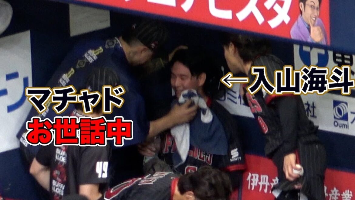11回表を0点に抑え、ベンチに戻る育成出身・入山海斗をねぎらうオリックス投手陣