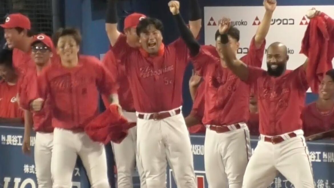 9回、モンテロが勝ち越し２ランホームランを打った瞬間のカープベンチはお祭り騒ぎ！広島東洋カープvs横浜DeNAベイスターズ 2025年8月19日