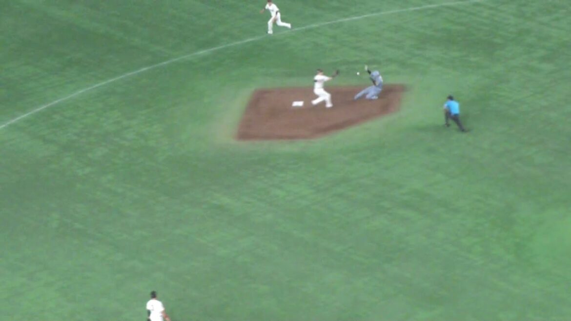 巨人 甲斐拓也 盗塁阻止でナイスプレー　大山悠輔は盗塁失敗　巨人 vs 阪神　2025年8月16日(土)　東京ドーム