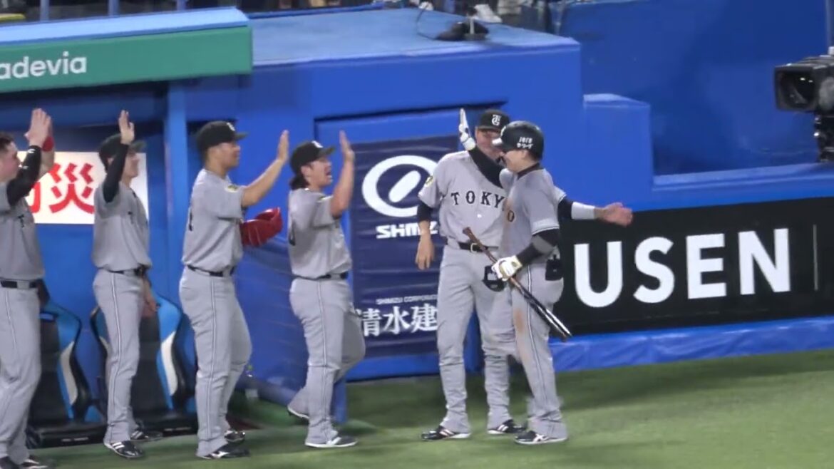 【丸佳浩】72人目 77度目のサイクル安打達成‼ 村上が達成ボールを渡す ベンチでリチャードと楽しく話す 現地映像 【丸佳浩】72人目 77度目のサイクル安打達成‼ 村上が達成ボールを渡す ベンチでリチャードと楽しく話す 現地映像