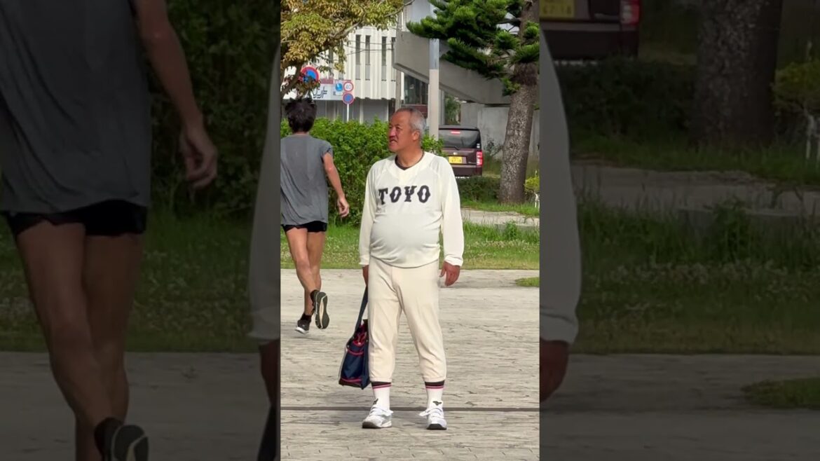 東洋大姫路 岡田龍生監督 球場入り　沖縄招待試合　#高校野球 #東洋大姫路 #甲子園 #履正社 #岡田監督