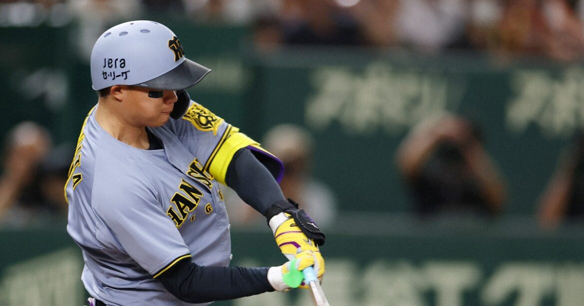 阪神・森下翔太が先制の2点本塁打 長嶋茂雄さんの追悼試合 - 毎日新聞