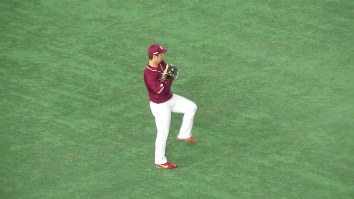 楽天 阿部寿樹 外野の守備練習へ向かう【読売ジャイアンツ対 楽天イーグルス2025年6月6日】