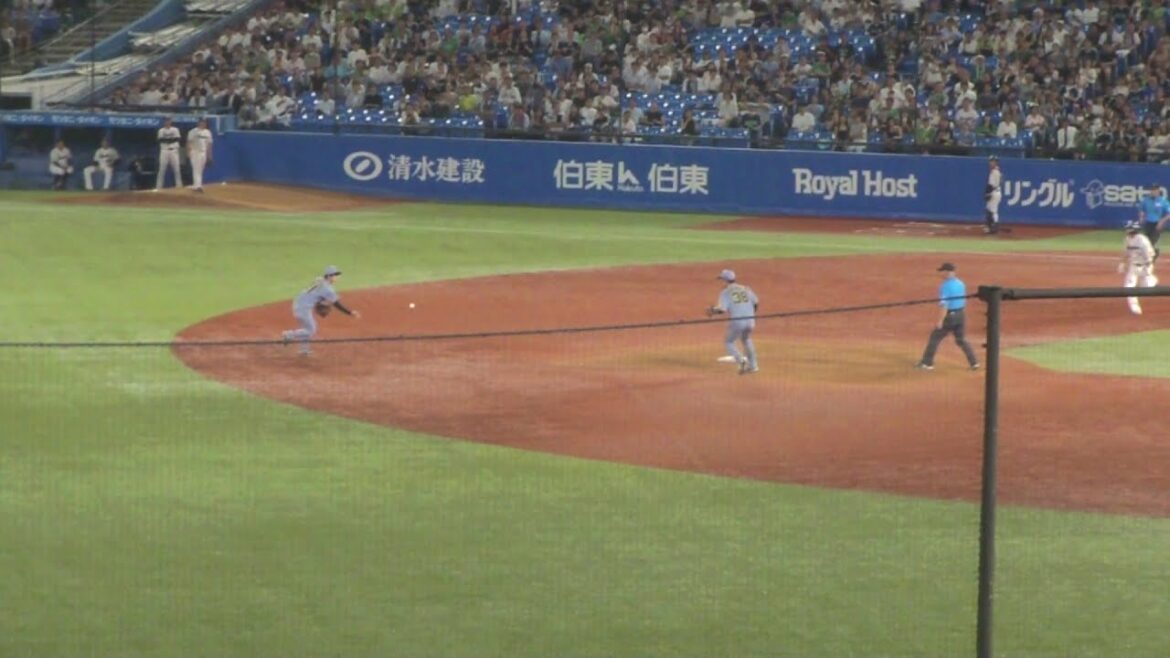 阪神 中野拓夢のトスによる、463のダブルプレーで試合終了　ヤクルト 1 - 3 阪神　2025年8月22日(金)　神宮球場