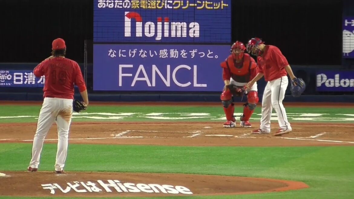 2025年8月19日 広島東洋・床田 寛樹 投手の準備投球（ボールデッド中）