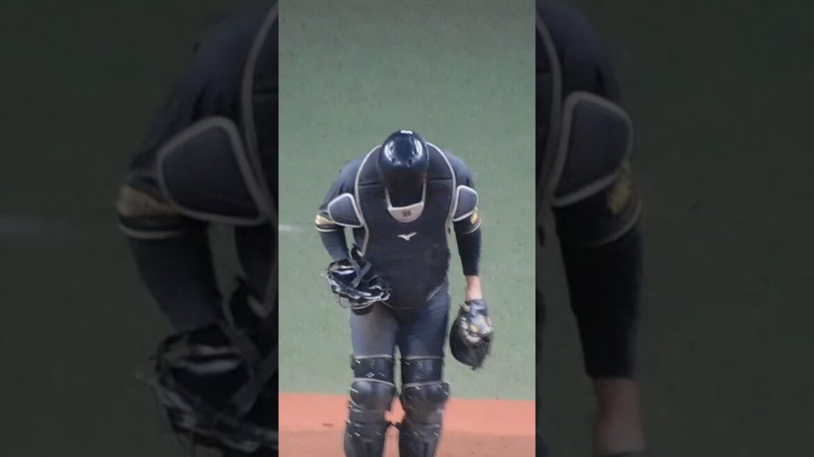 【今季初安打は貴重なタイムリー】同点タイムリーを放ちマスクをとってファンの歓声に応える榮枝裕貴