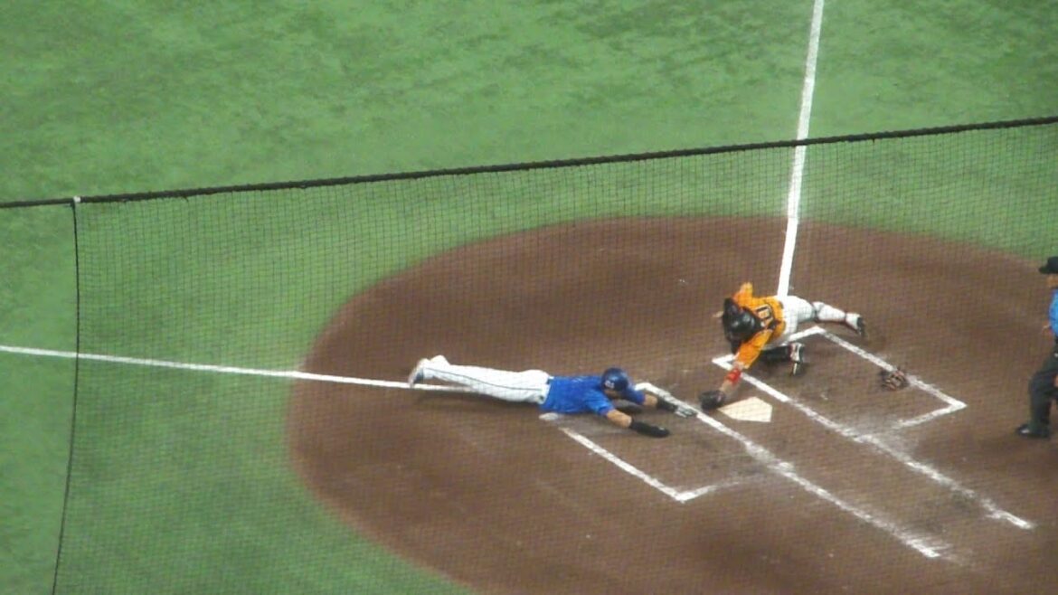 巨人 甲斐拓也 クロスプレーでDeNA 蝦名達夫を本塁タッチアウト 甲斐拓也と蝦名達夫が交錯するアクシデント 巨人 vs DeNA 2025年8月23日(土) 東京ドーム 巨人 甲斐拓也 クロスプレーでDeNA 蝦名達夫を本塁タッチアウト 甲斐拓也と蝦名達夫が交錯するアクシデント 巨人 vs DeNA 2025年8月23日(土) 東京ドーム