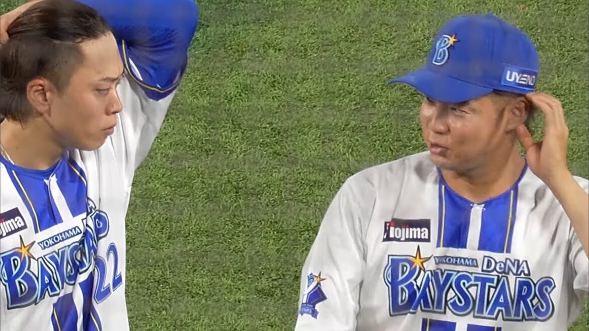 【敗北…/試合後挨拶】森原が入江に優しく話しかける。新旧守護神、心構えの引継ぎ(2025.8.19/横浜スタジアム）