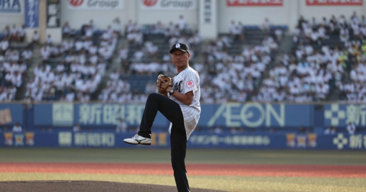 ORICON NEWS：“サブマリン”渡辺俊介、BAPEコラボユニで始球式登板「ちょっと緊張しましたが、楽しかった」 | 毎日新聞