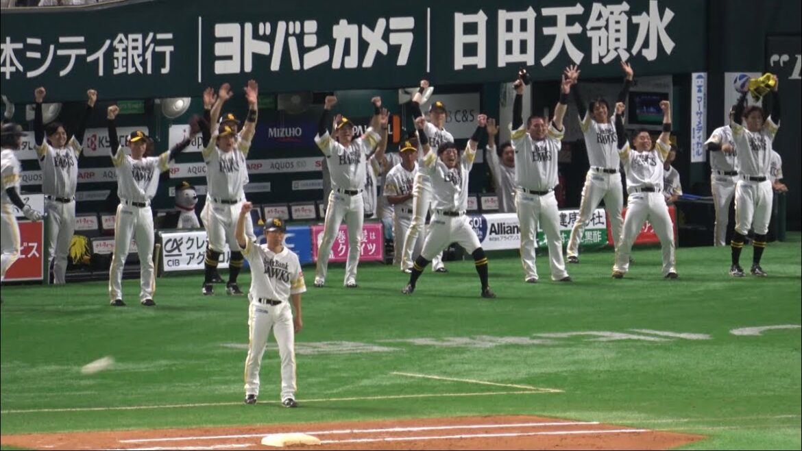 ホークス中村晃が決めた‼️晃様をホークスベンチが温かくお出迎え（牧原大成・近藤健介・山川穂高・柳町達）🤭2025.8.20⚾️ホークス対西武