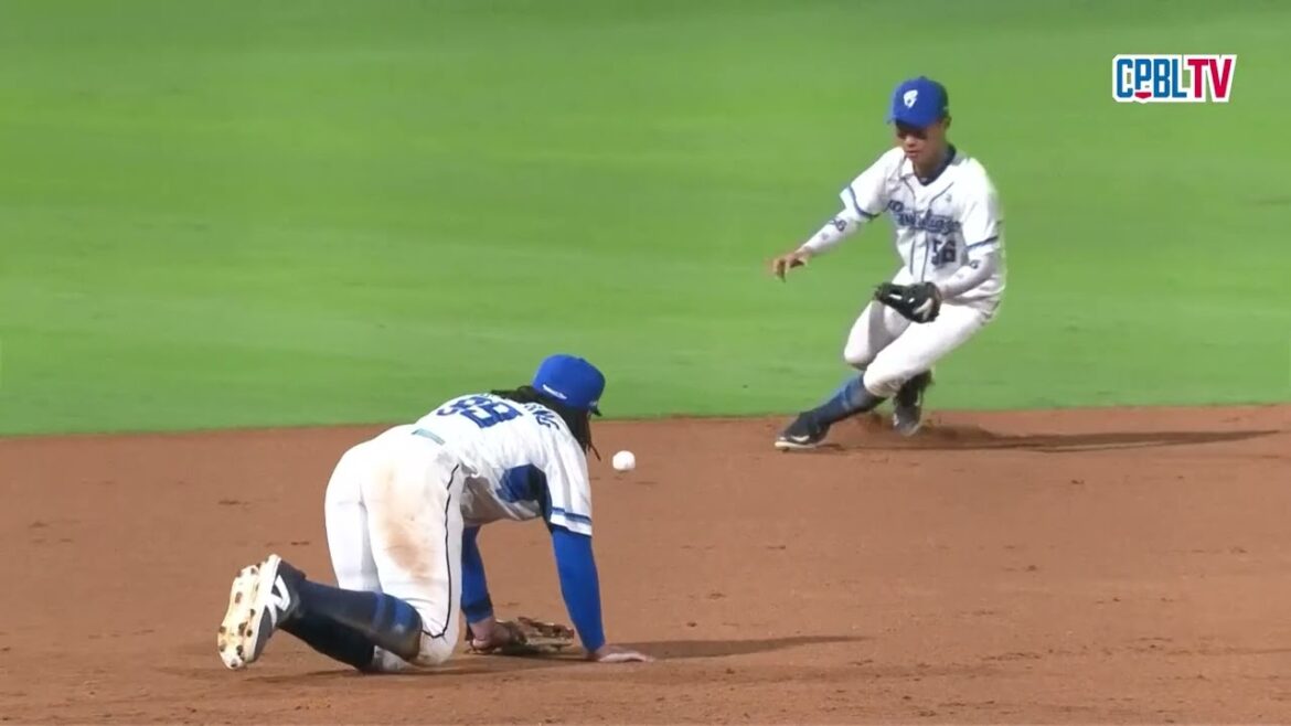 08/22 味全 VS 富邦 九局上，張奕上場關門，雖被攻佔得點圈但最終仍成功封鎖味全打線，終場富邦6：4獲勝