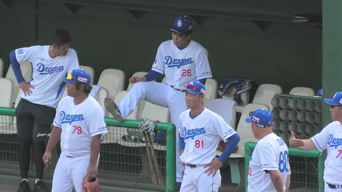 【豊橋球場】中日ドラゴンズ 石川昂弥選手が足を伸ばしたりスタッフさんと談笑 平田良介コーチや森越祐人コーチ・小田幸平コーチの姿も 2024/8/24