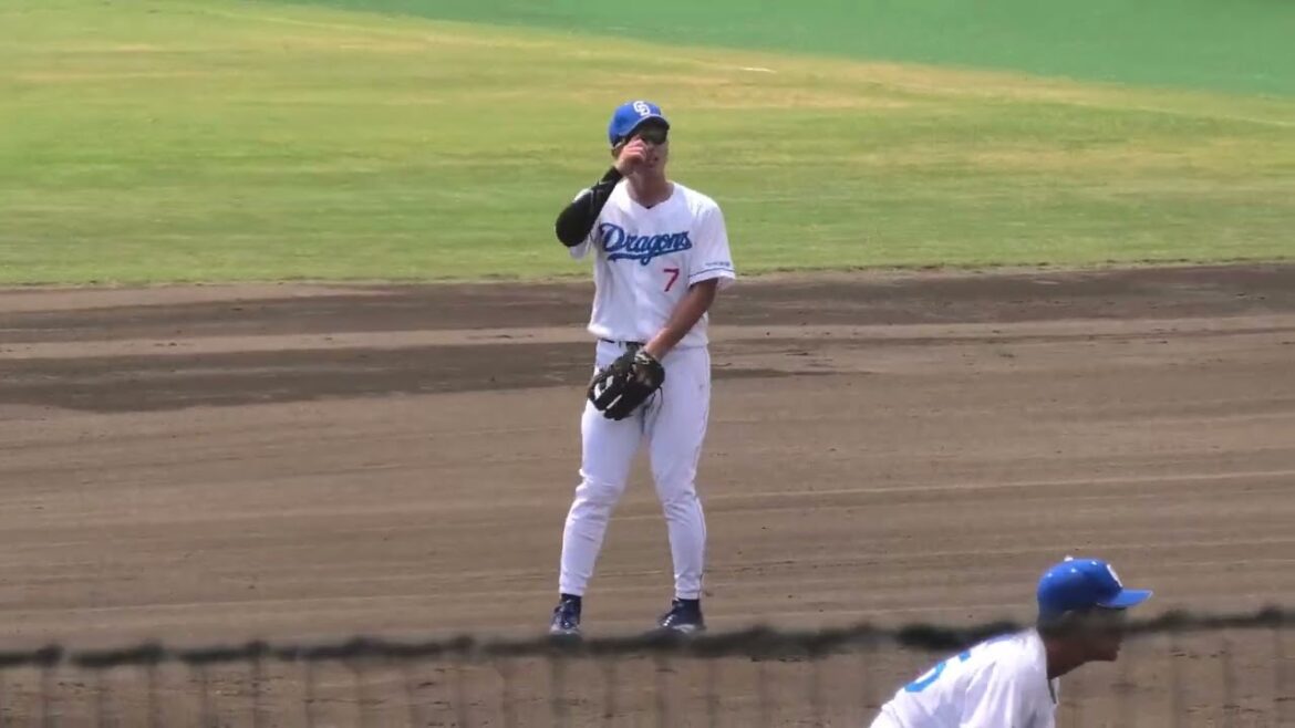 【復帰間近 ?】中日ドラゴンズ 福永裕基選手が試合前のシートノックを二塁手のポジションで津田啓史選手と共に受ける様子 2025/8/26 ナゴヤ球場