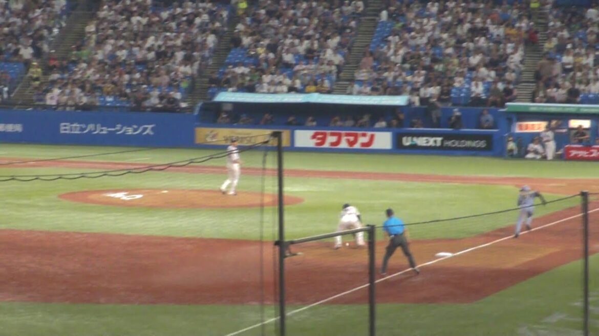 ヤクルト 村上宗隆 トンネルでタイムリーエラー　ヤクルト vs 阪神　2025年8月22日(金)　神宮球場