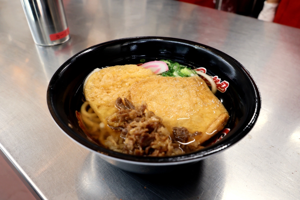 名物グルメ「カープうどん」