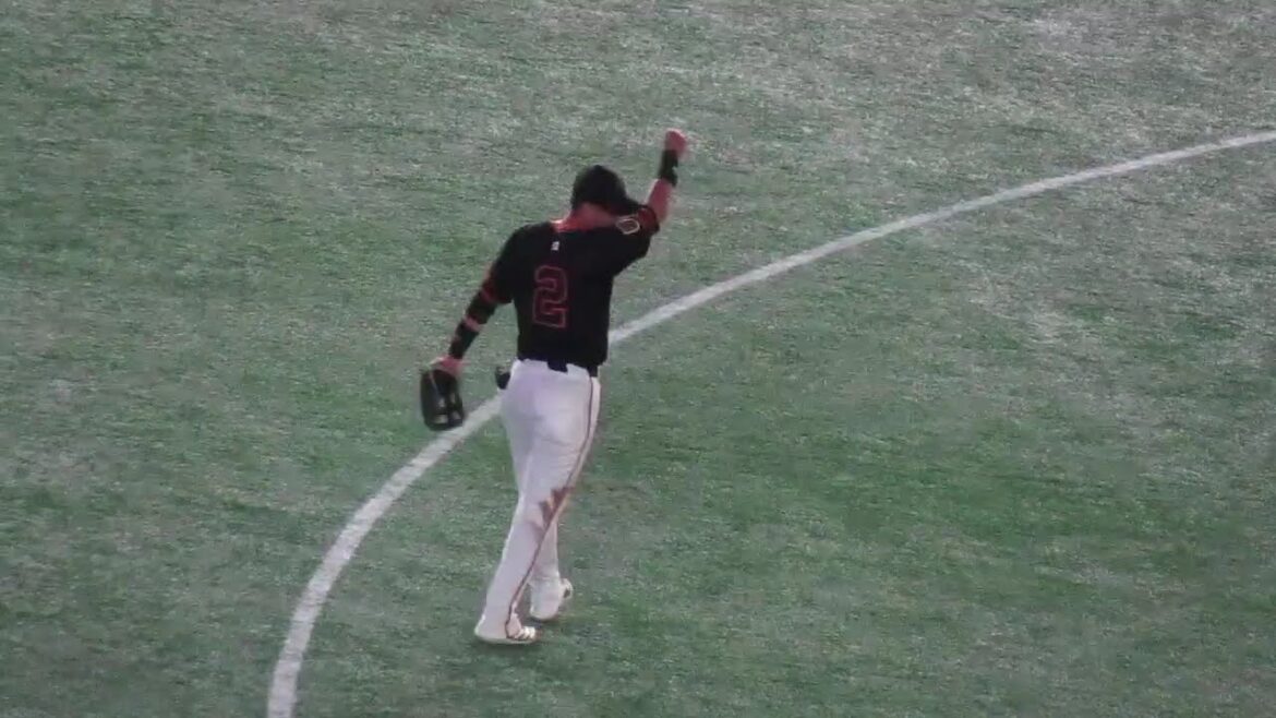 逆転ホームランの吉川尚輝 大声援のスタンドに挨拶（読売ジャイアンツ対 中日ドラゴンズ 2025年5月16日）