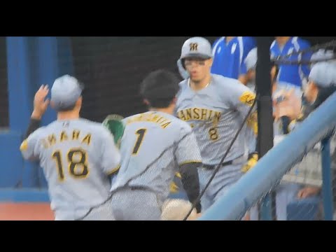 【独走33号】先制2ランを放ちホームイン パフォーマンスを決める佐藤輝明 【独走33号】先制2ランを放ちホームイン パフォーマンスを決める佐藤輝明