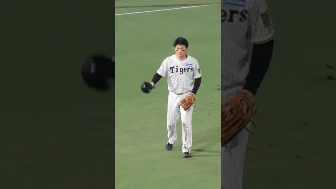 ２者連続ホームランを放ちファンの歓声に応える森下翔太と佐藤輝明