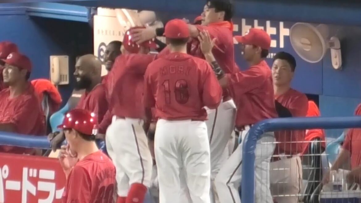 羽月隆太郎、高梨投手のけん制悪送球で一気にホームインした瞬間のカープベンチ！広島東洋カープvs東京ヤクルトスワローズ 2025年8月29日